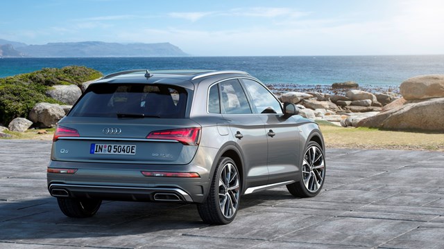 Audi Q5 TFSIe: potência 299 cv, autonomia em modo elétrico 56 a 62 km, consumo combinado 1.9 litros/100km, emissão CO2 44 g/km, preço-base € 63 546.