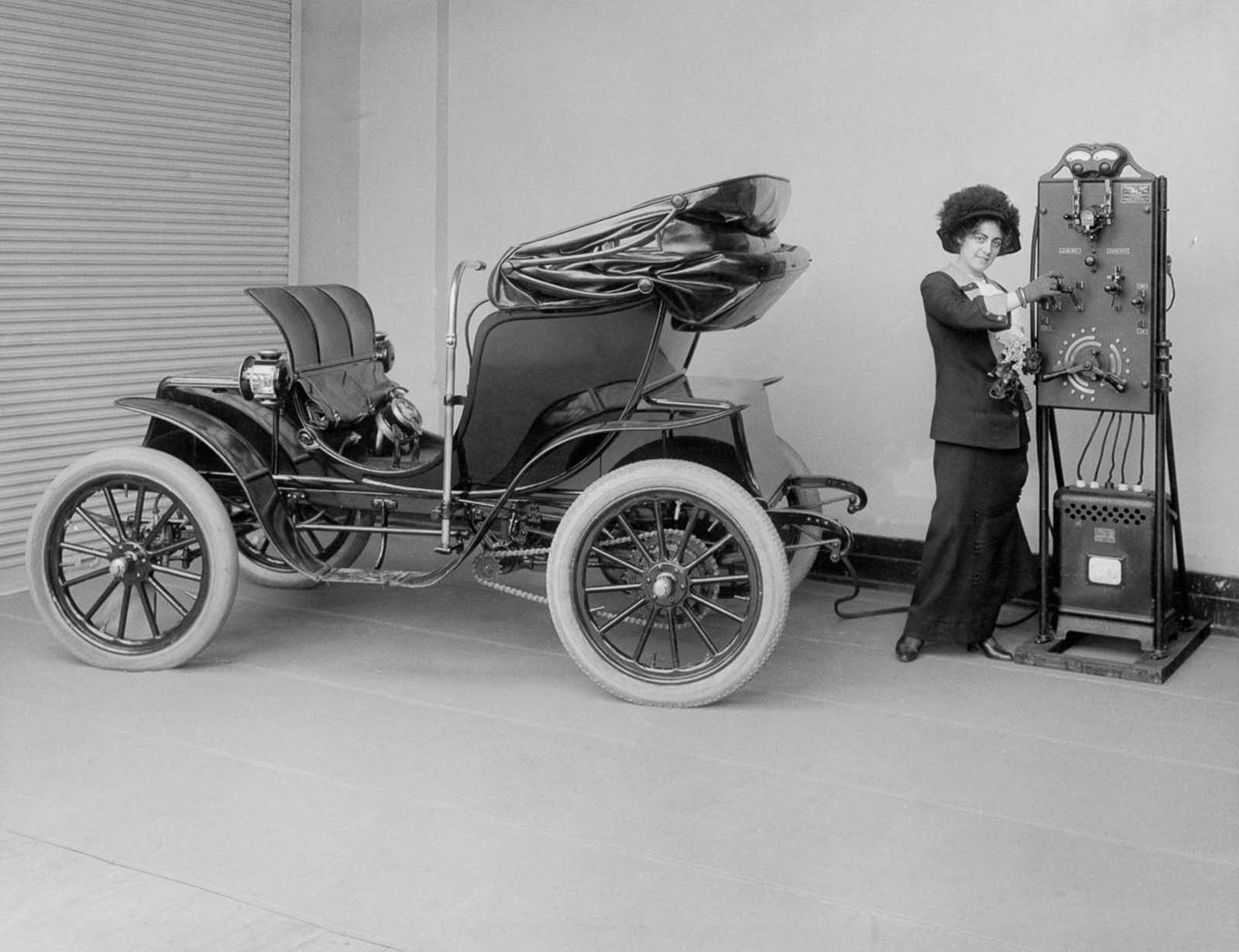 carro eletrico sendo carregado em 1910