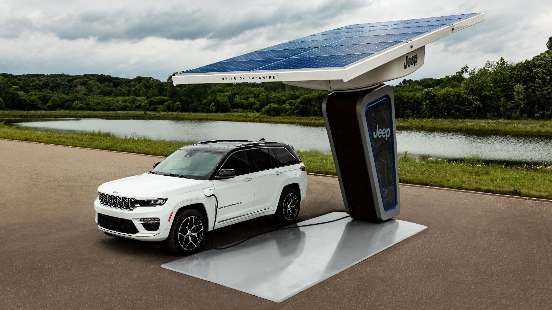 jeep grand cherokee 4xe 2022 estacionado carregador painel solar