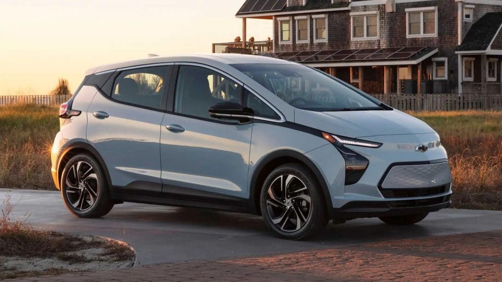 Um dos carros elétricos disponíveis no Brasil, mas em nova versão: o Chevrolet Bolt 2022. Imagem: Divulgação