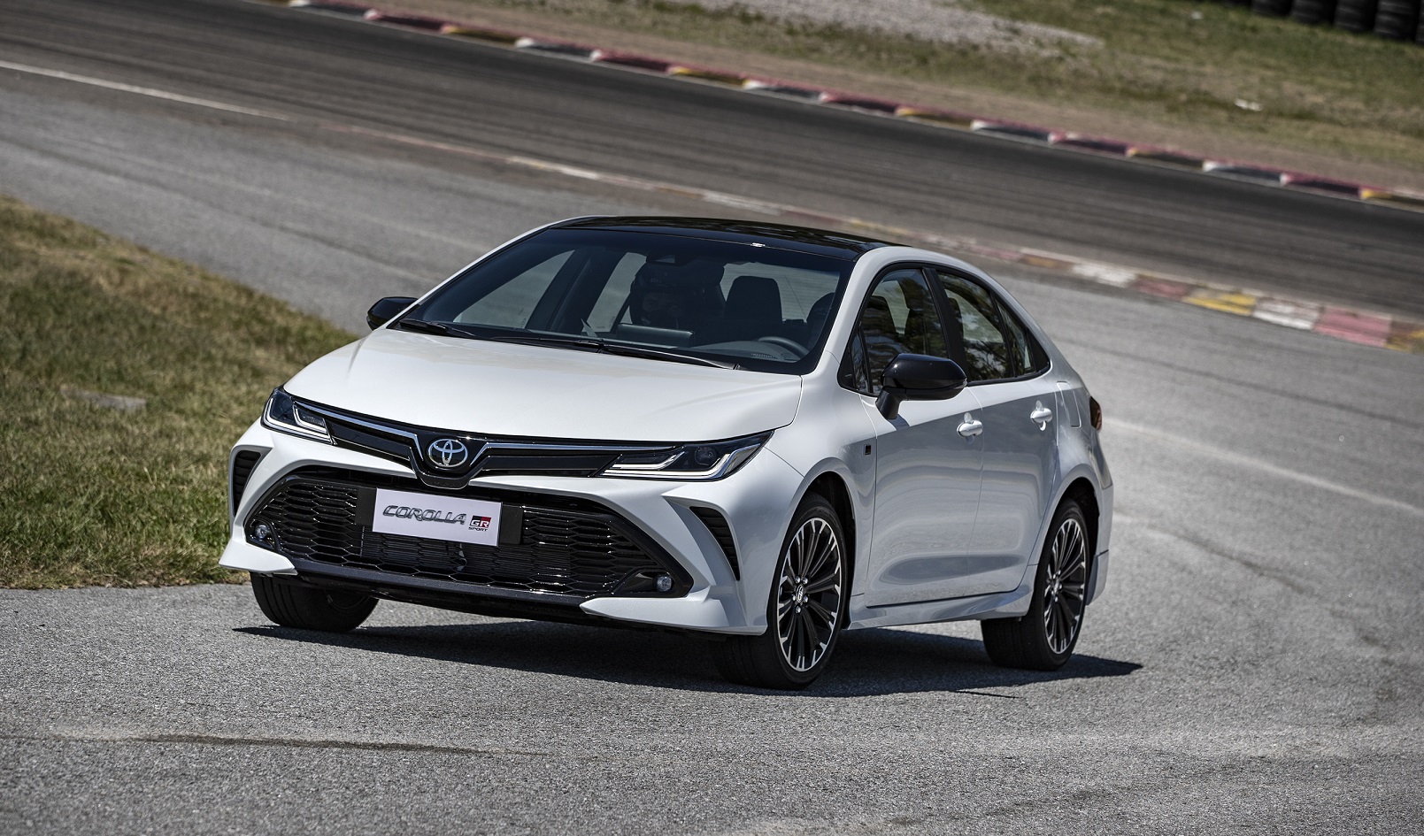 toyota corolla gr s sport branco de frente em autodromo