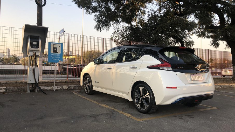 Apesar do desempenho discreto no Brasil, o veterano Nissan Leaf é um dos modelos mais vendidos no Reino Unido