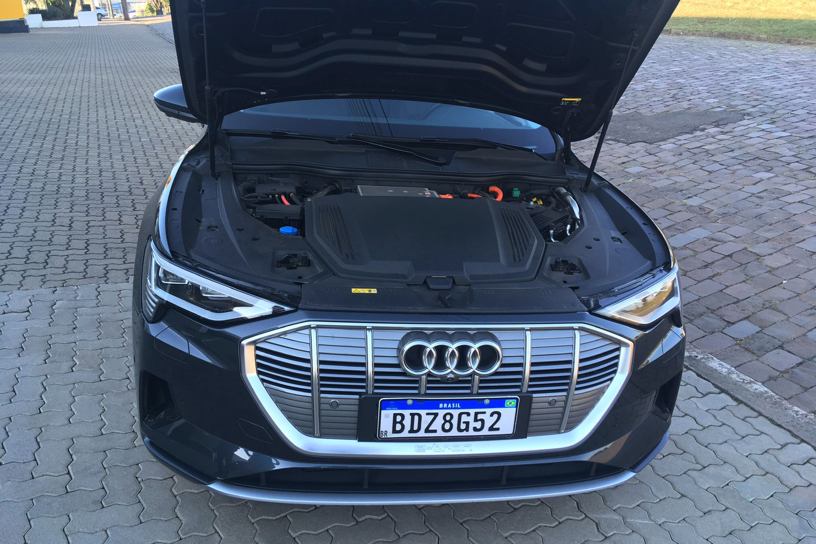 Pegar a estrada com um elétrico tem seus perrengues, mas também nos premia com boa dose de conforto e requinte se o carro escolhido for o Audi e-tron