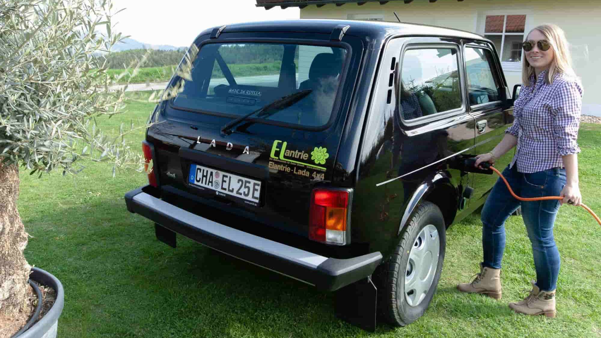 Lada Niva 4x4 preto visto 3/4 por trás