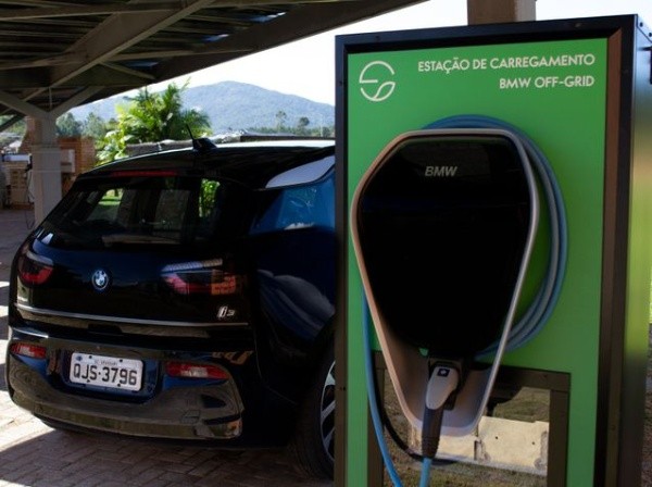 A gigante alemã espera reduzir a emissão de CO2 por veículo em 80% na produção  (Foto: Reprodução/ BMW Group Brasil)