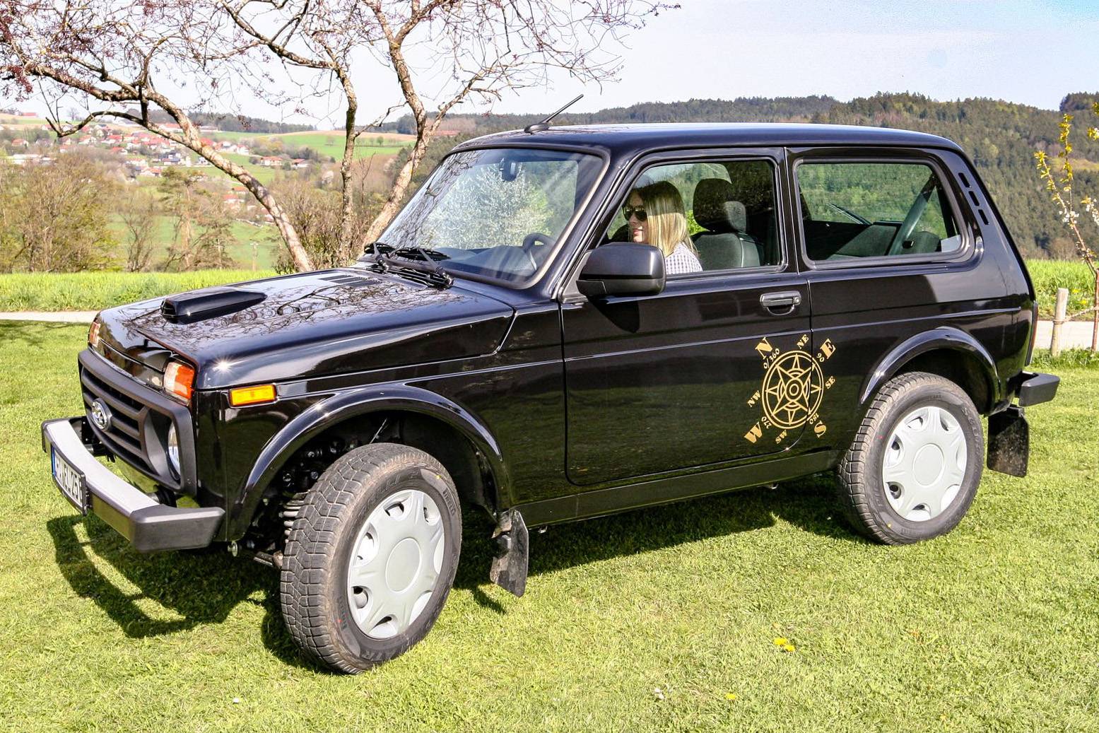 Lada Niva 4x4 preto visto 3/4 de frente