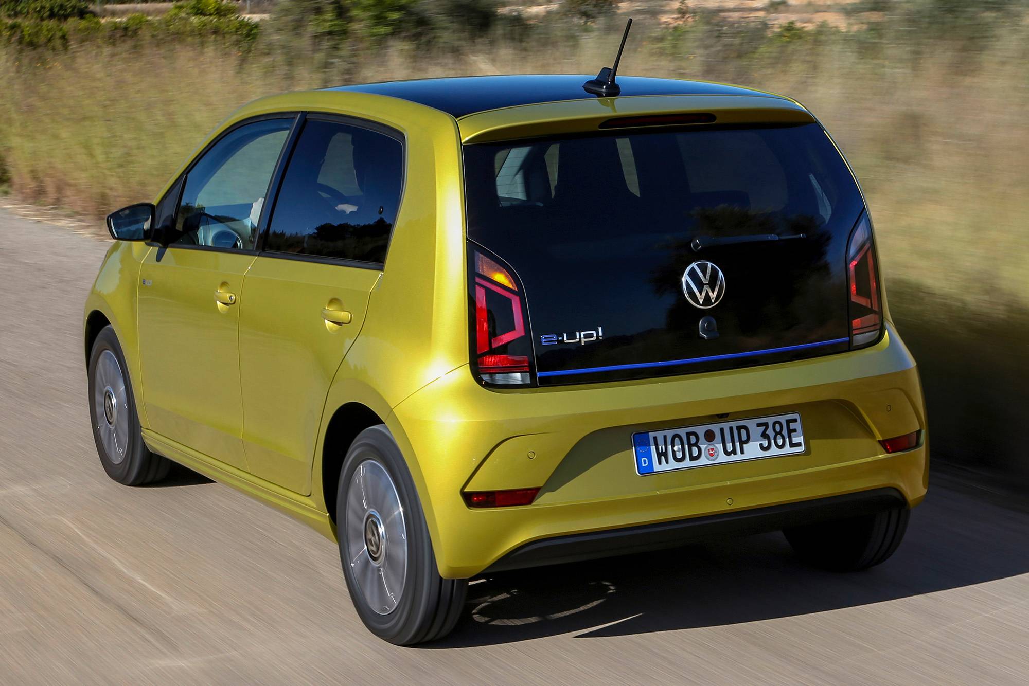 VW e-Up! amarelo visto de trás