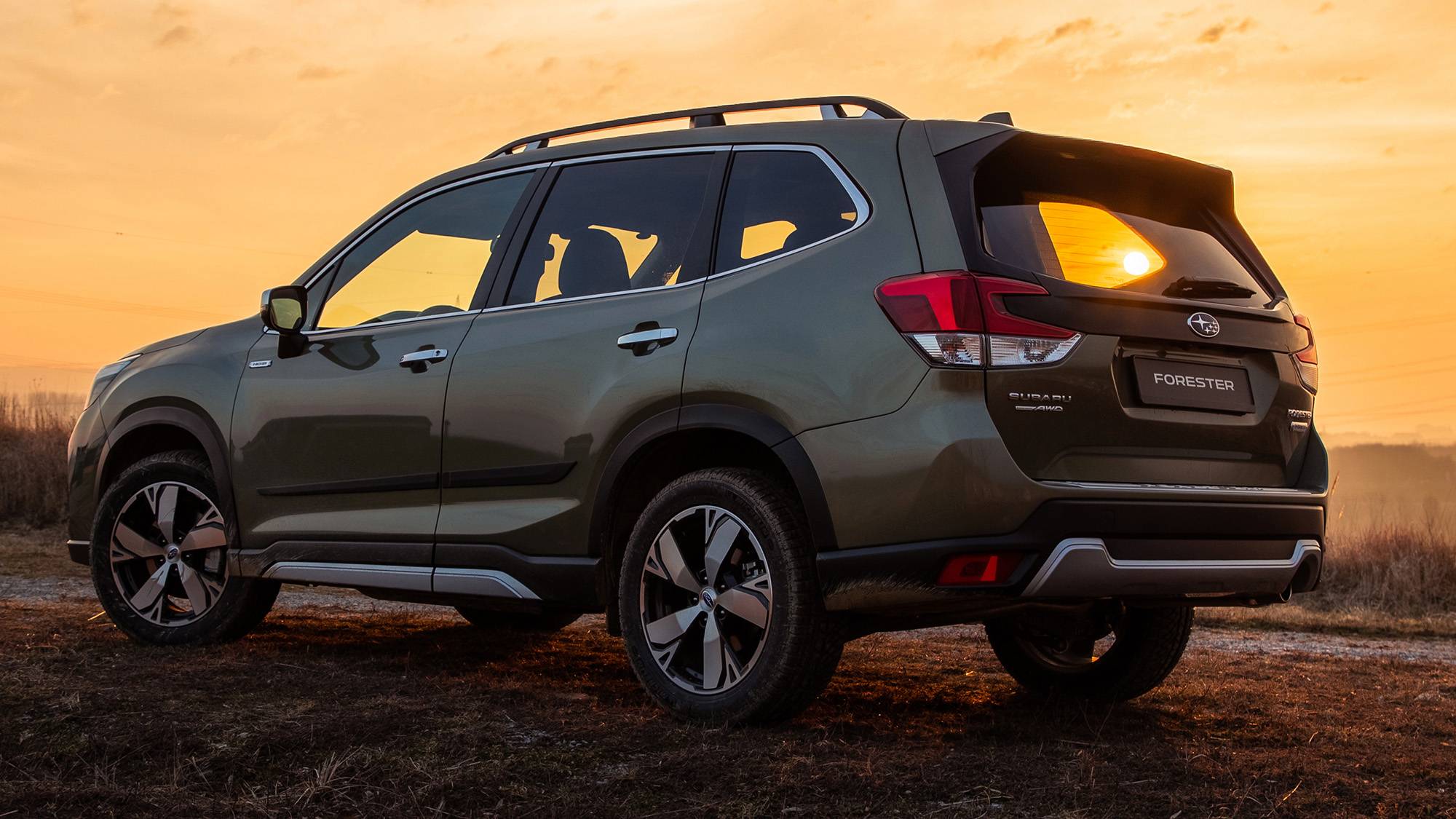 Subaru Forester tem 4,6 m de comprimento e 2,7 m entre eixos, sem perder talento para a terra