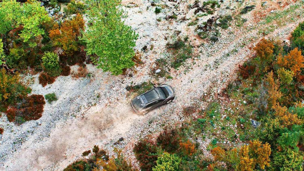 carro subaru solterra andando em estrada de chão visto de cima