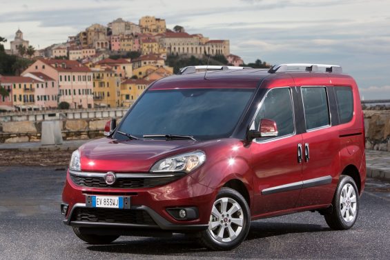 fiat doblo modelo europeu vermelho frente