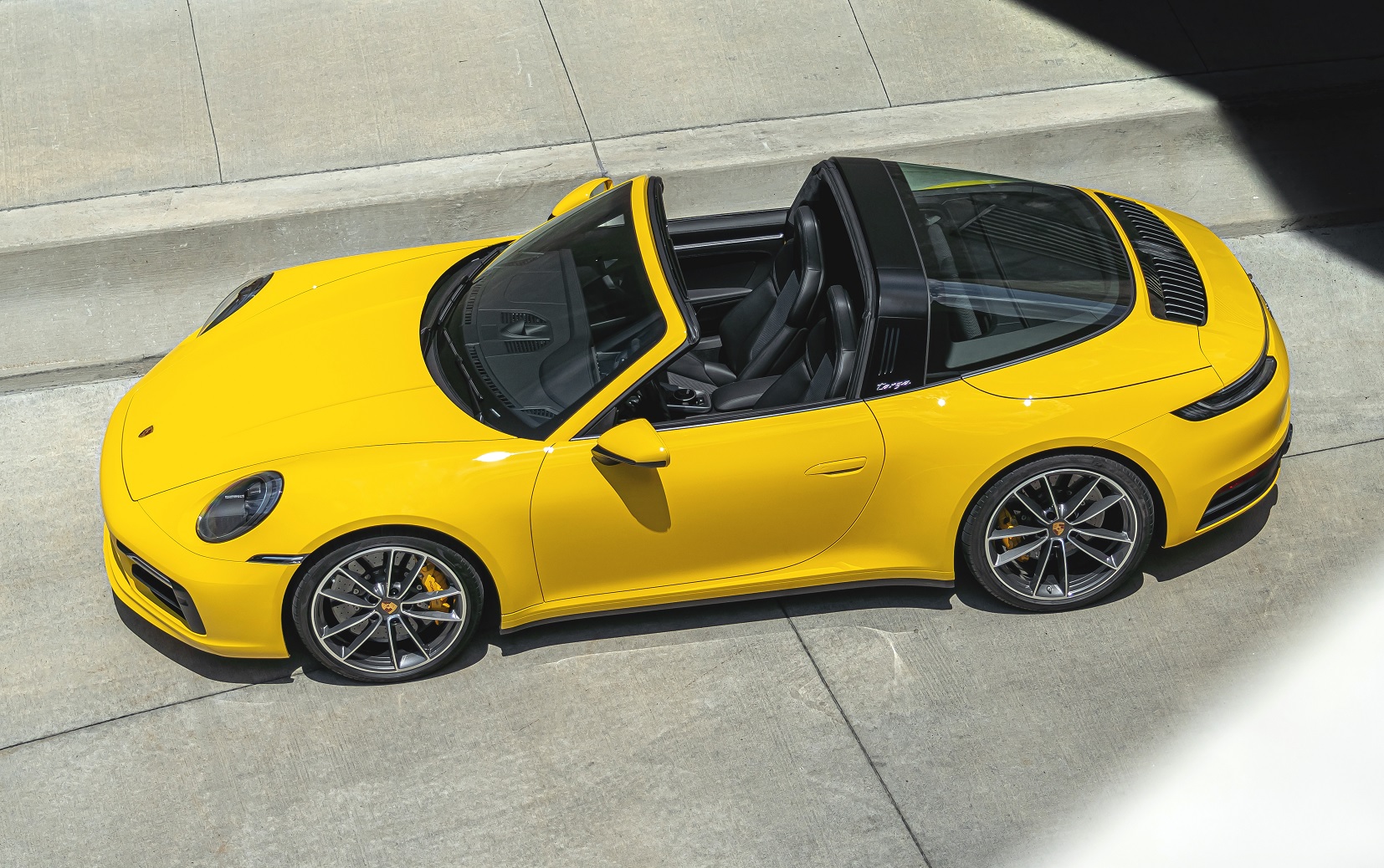 porsche 911 targa 4s amarelo estacionado com teto aberto