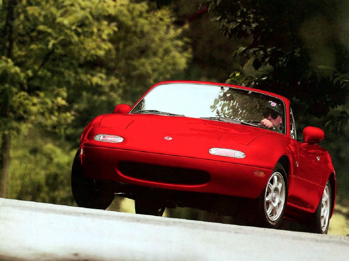 mazda mx5 miata vermelho de frente