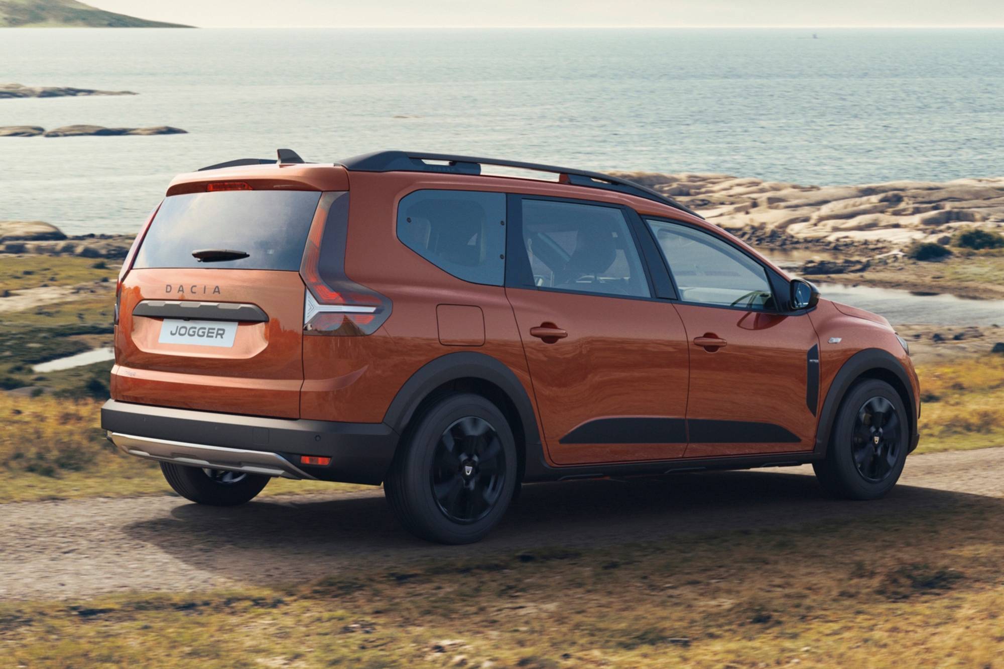 Dacia Jogger laranja vista 3/4 de trás