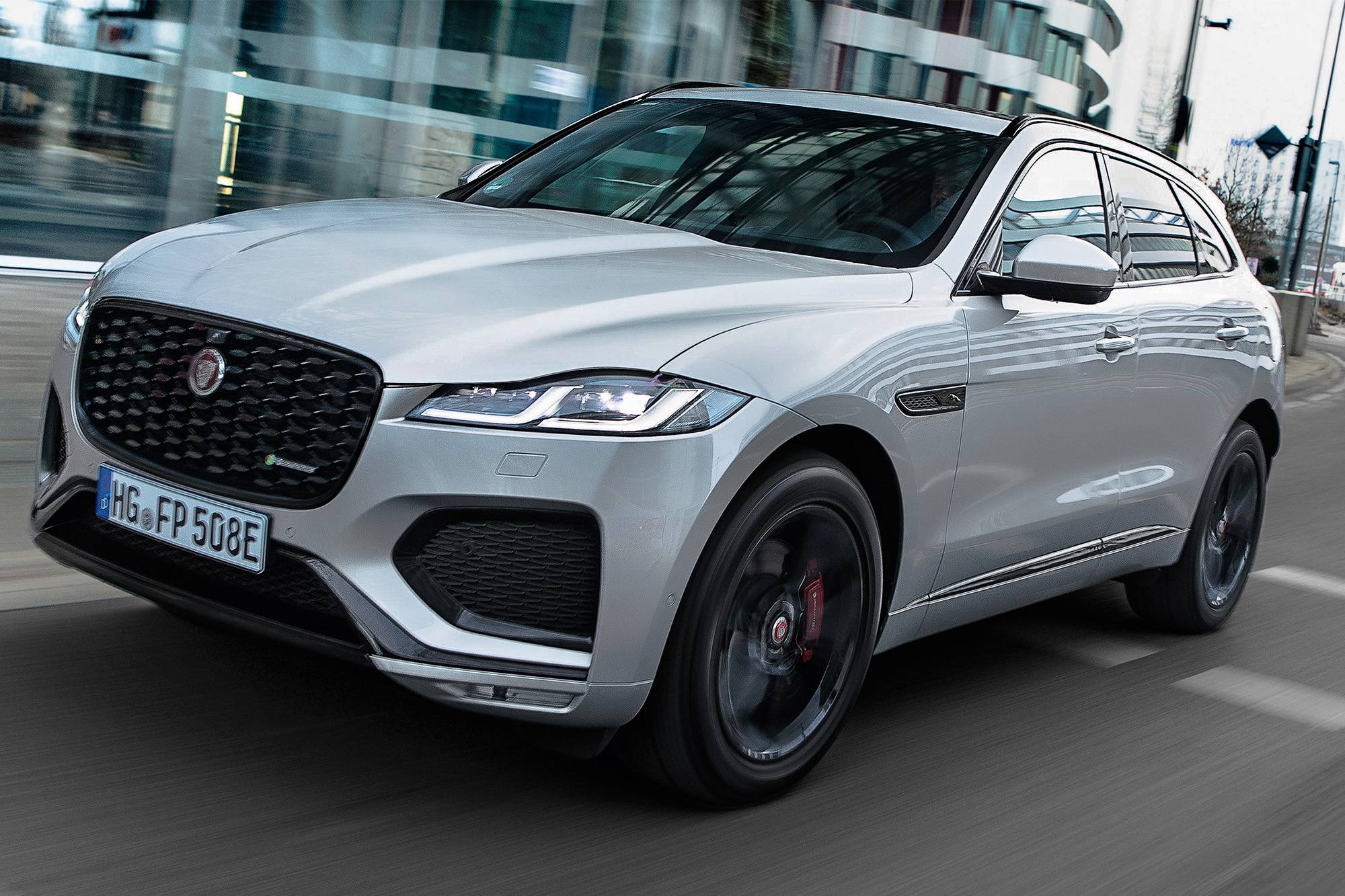 O novo F-Pace já estreou no Brasil, nas versões equipadas com motores 3.0 V6 e 5.0 V8