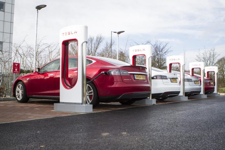 Agora é possível carregar qualquer carro elétrico em um carregador Tesla