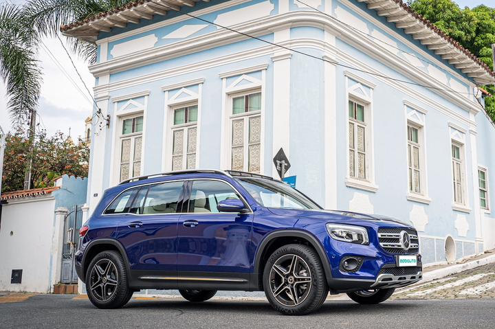 Mercedes-Benz GLB 200 é um dos SUVs de sete lugares mais interessantes do mercado na faixa de R$ 300.000. 