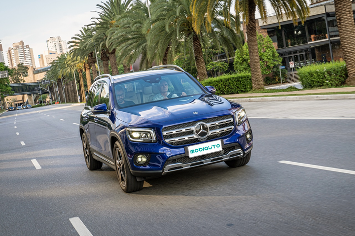 Mercedes-Benz GLB 200 é um dos SUVs de sete lugares mais interessantes do mercado na faixa de R$ 300.000. 