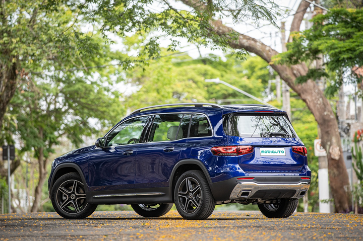 Mercedes-Benz GLB 200 é um dos SUVs de sete lugares mais interessantes do mercado na faixa de R$ 300.000. 