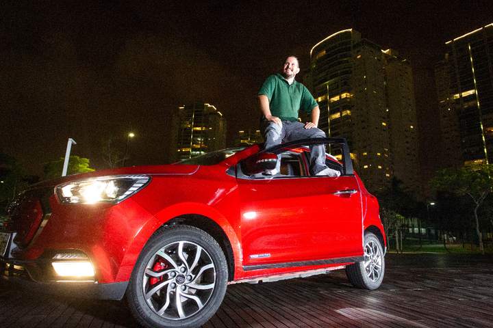 Donos de carros 100% elétricos em território brasileiro contam como é a rotina e não querem voltar para os veículos a combustão