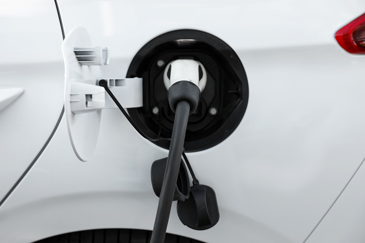 Enquanto Brasil engatinha com elétricos, automóveis verdes já respondem por 19% das vendas, na Europa. Marcas nos EUA investem R$ 206 bi no segmento