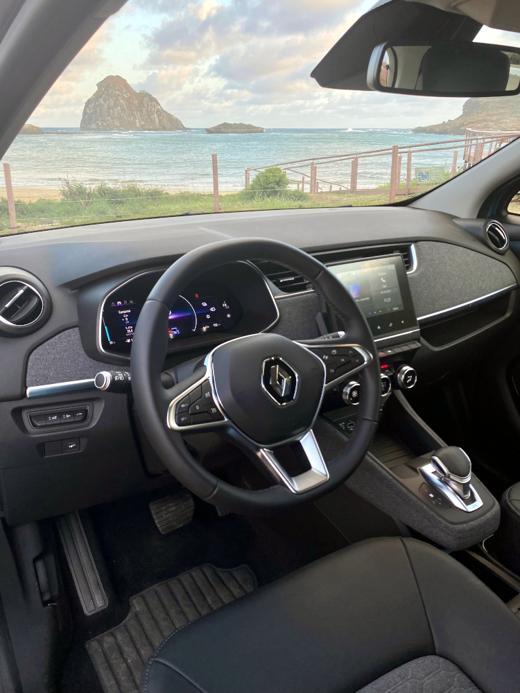 O interior do carro elétrico é prático, similar ao dos novos Captur e Duster