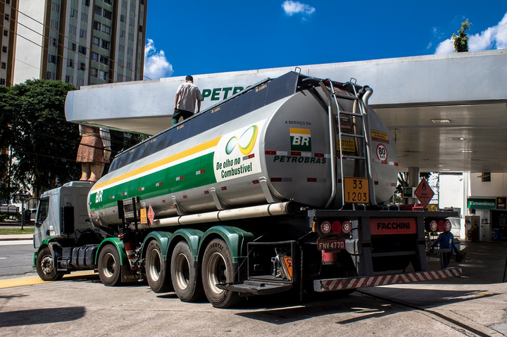 Professor de economia faz previsão para 2022 e diz que gasolina pode cair se distribuidoras cobrarem mais barato.