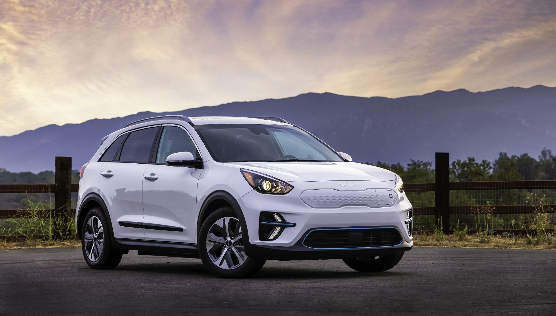 kia niro ev branco frente por do sol