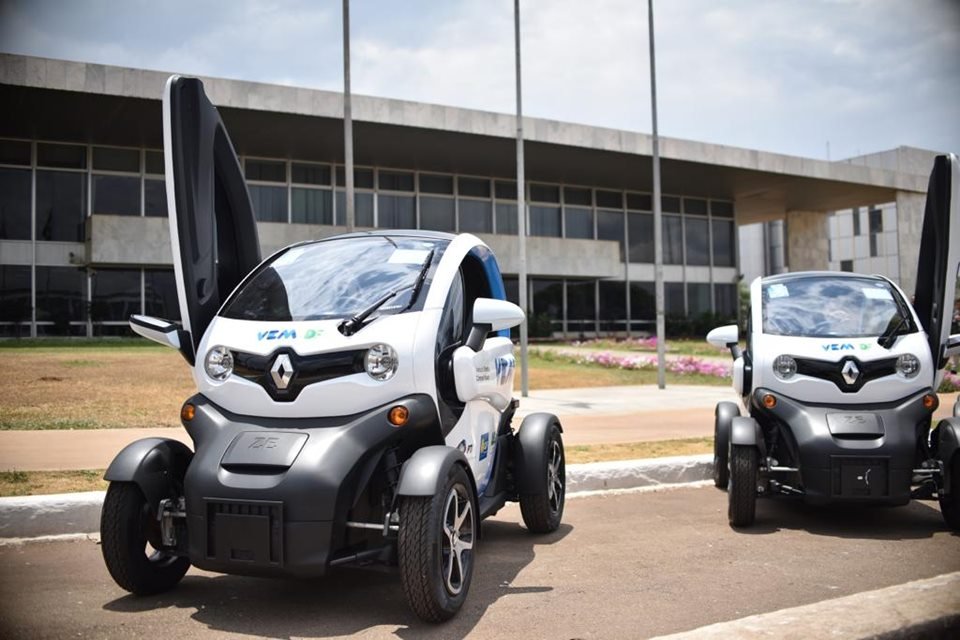 Carro elétrico estacionado e Palácio do Buriti ao fundo