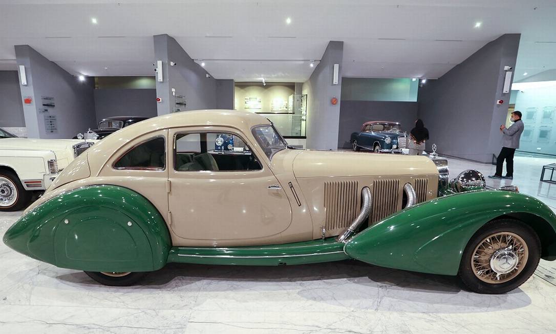 O carro é o único de seu modelo ainda existente, já que os outros cinco construídos na época fora destruídos na Alemanha durante a Segunda Guerra Mundial Foto: ATTA KENARE / AFP