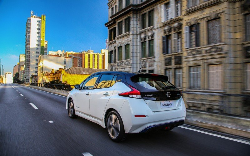 Nissan e UFSC vão testar baterias de segunda vida do LEAF para armazenar energia de postes de luz solar