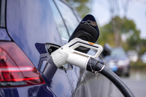 O Brasil carece de postos de carregamento para os carros elétricos. (Shutterstock/Reprodução)