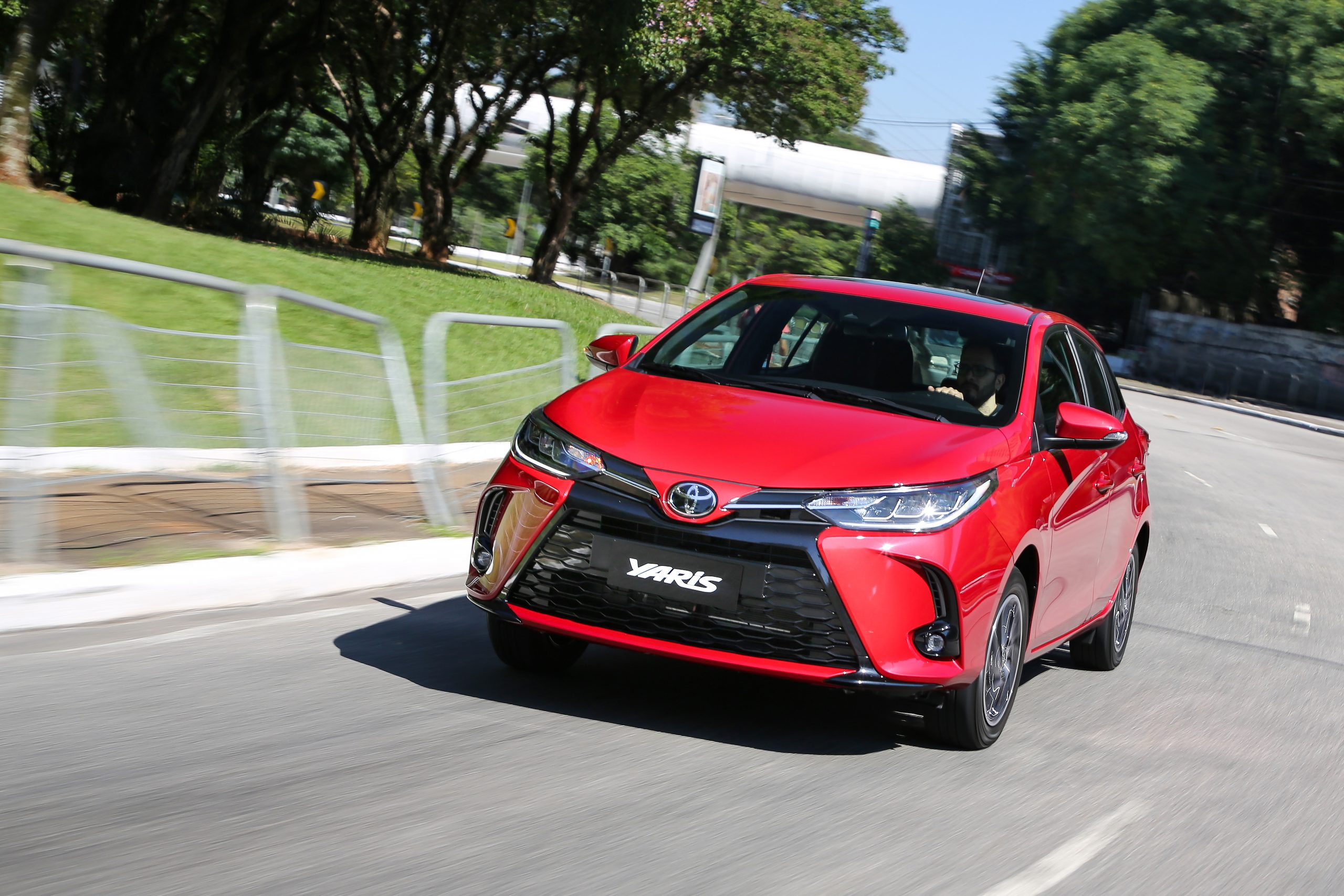 toyota yaris 2023 hatch vermelho dianteira em movimento