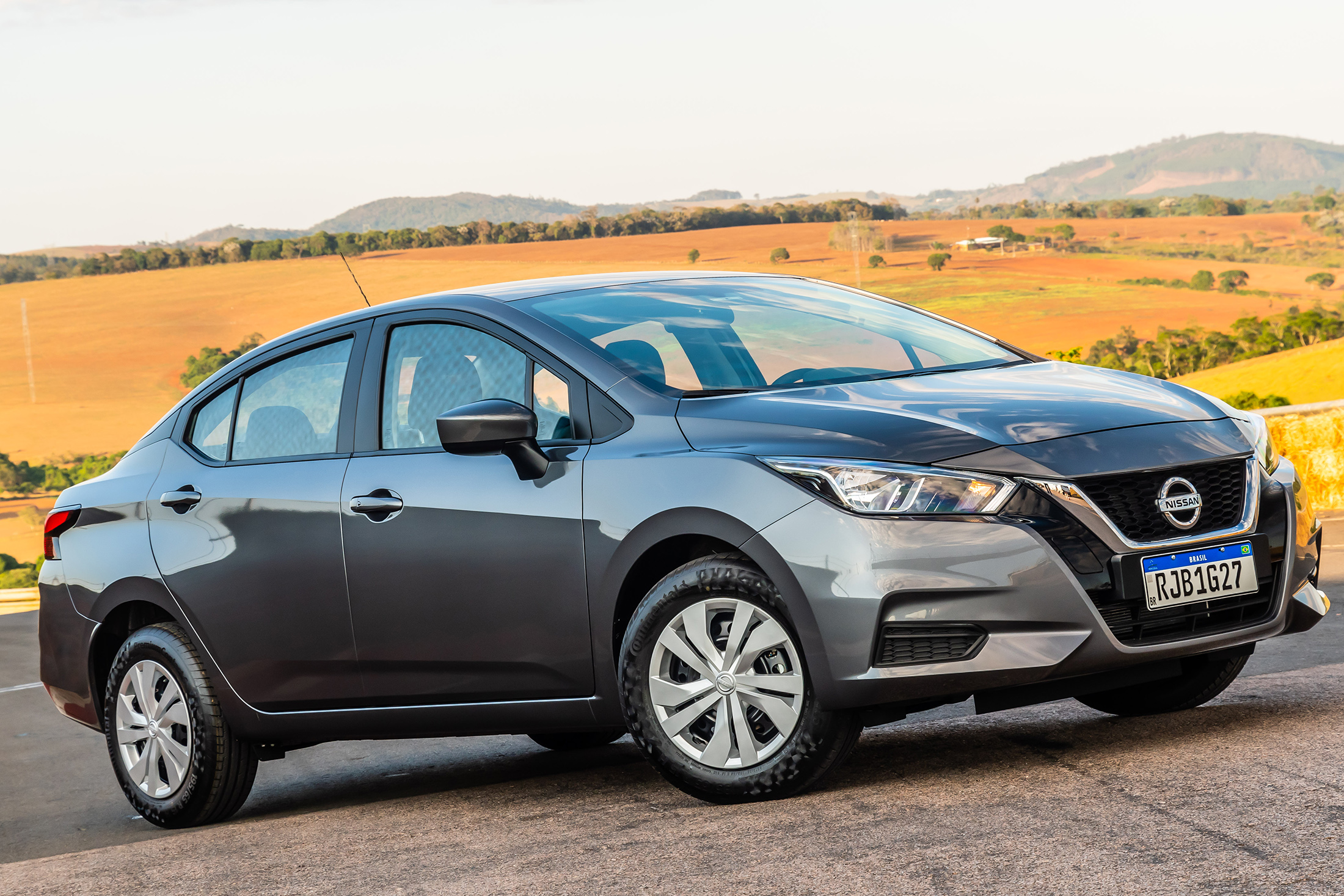 nissan versa 2021 sense cvt cinza de frente