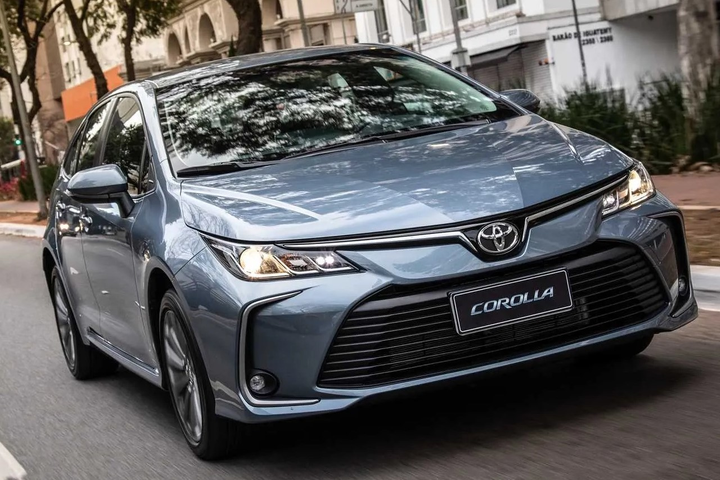 Corolla continua na liderança em dobradinha com o RAV4, Tesla é o elétrico mais vendido e lista já conta com um carro chinês