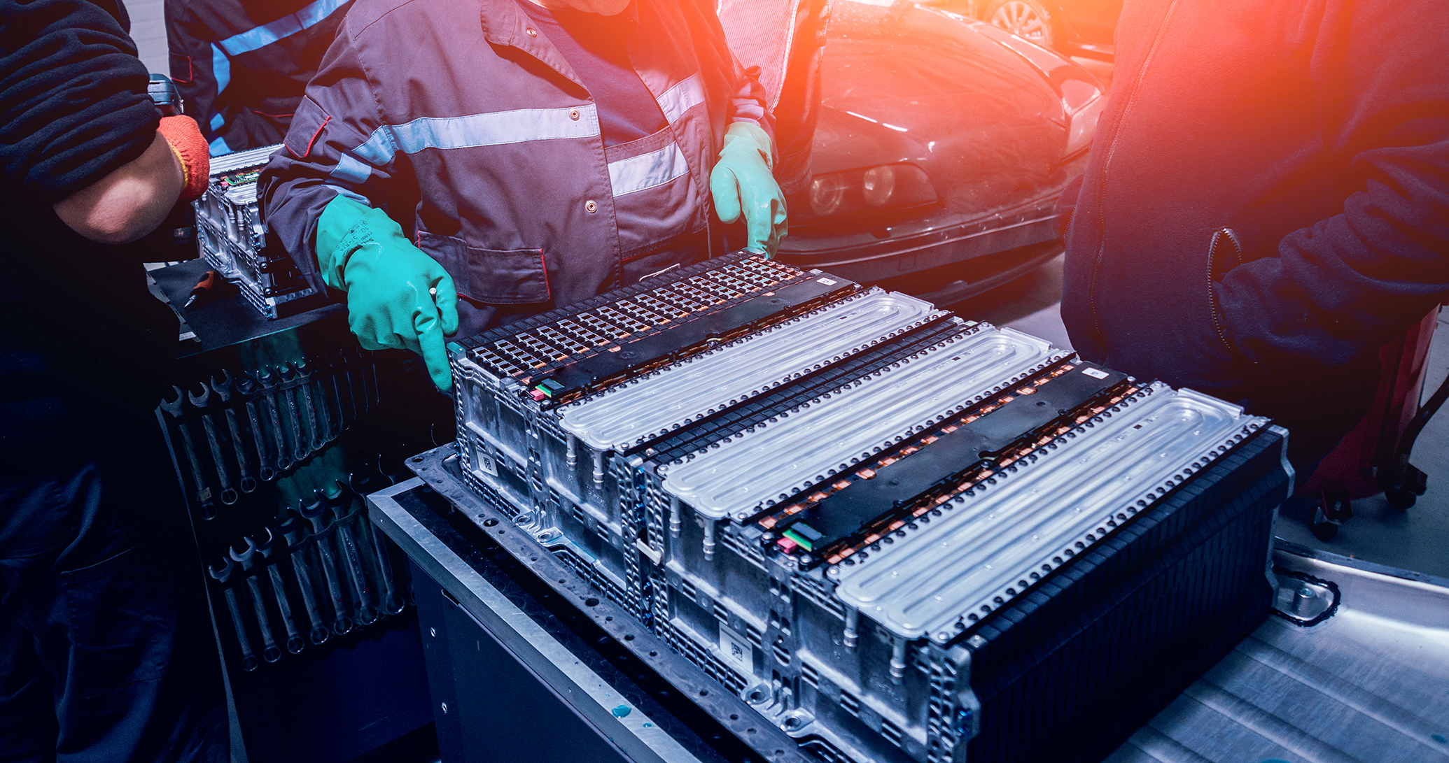 mecanicos retiram bateria de carro eletrico