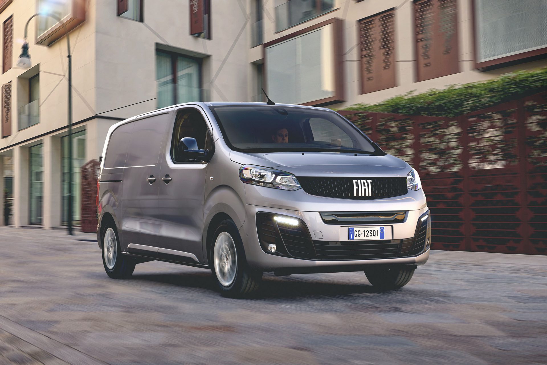 fiat e scudo furgone cinza de frente em movimento