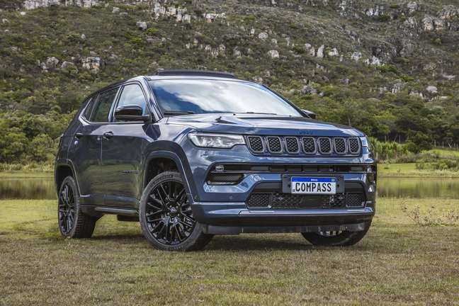 Jeep Compass 4xe: híbrido plug-in com motor a gasolina.