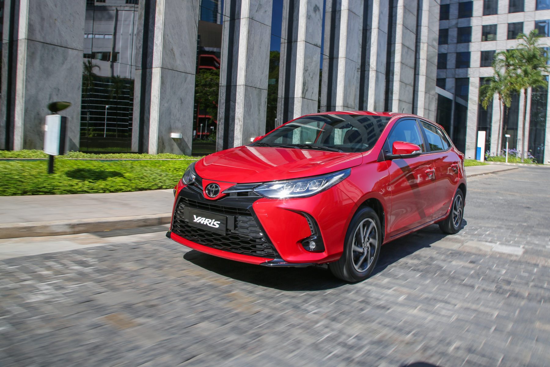 toyota yaris 2023 hatch vermelho dianteira