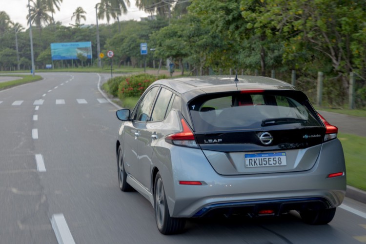 A eficácia energética do Nissan LEAF vem das baterias de íon-lítio de 40 kWh. O conjunto oferece uma potência equivalente a 149 cavalos (110 kW) e torque de 32,6 kgfm – o que é perceptível nas ultrapassagens e retomadas verificadas durante test drive