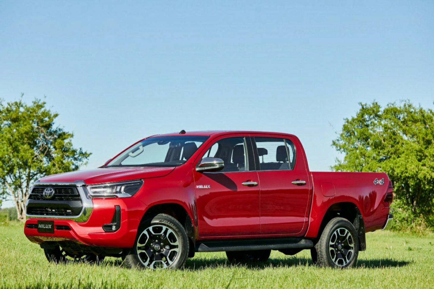 nova hilux 2021 lateral esquerda detalhe vermelha