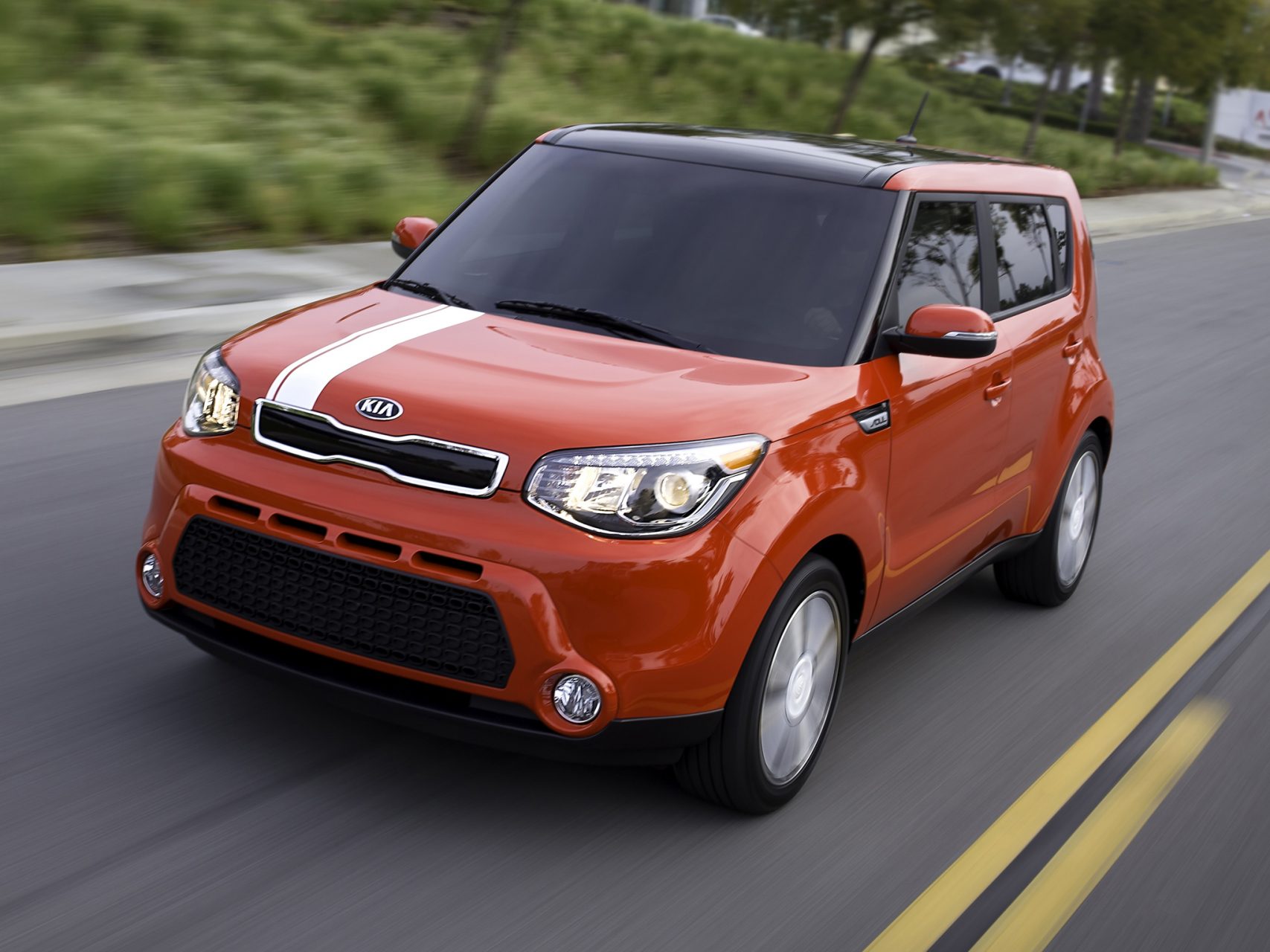 kia soul 2015 vermelho de frente em movimento