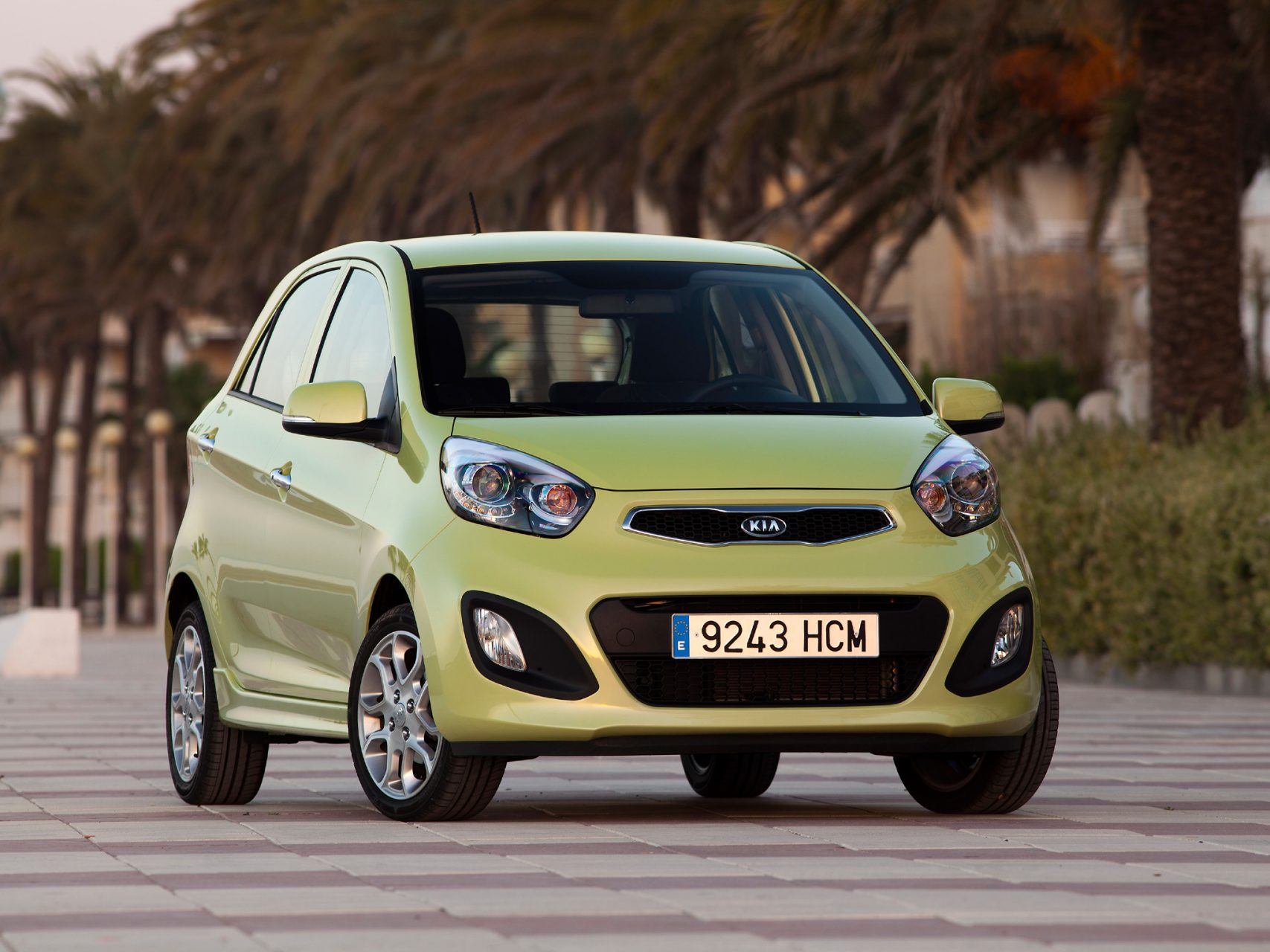 kia picanto segunda geracao verde frente parado