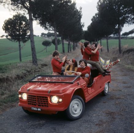 citroen mehari vermelho frente parado com jovens