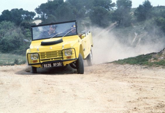 citroen mehari 4x4 amarelo frente fazendo curva em estrada de terra