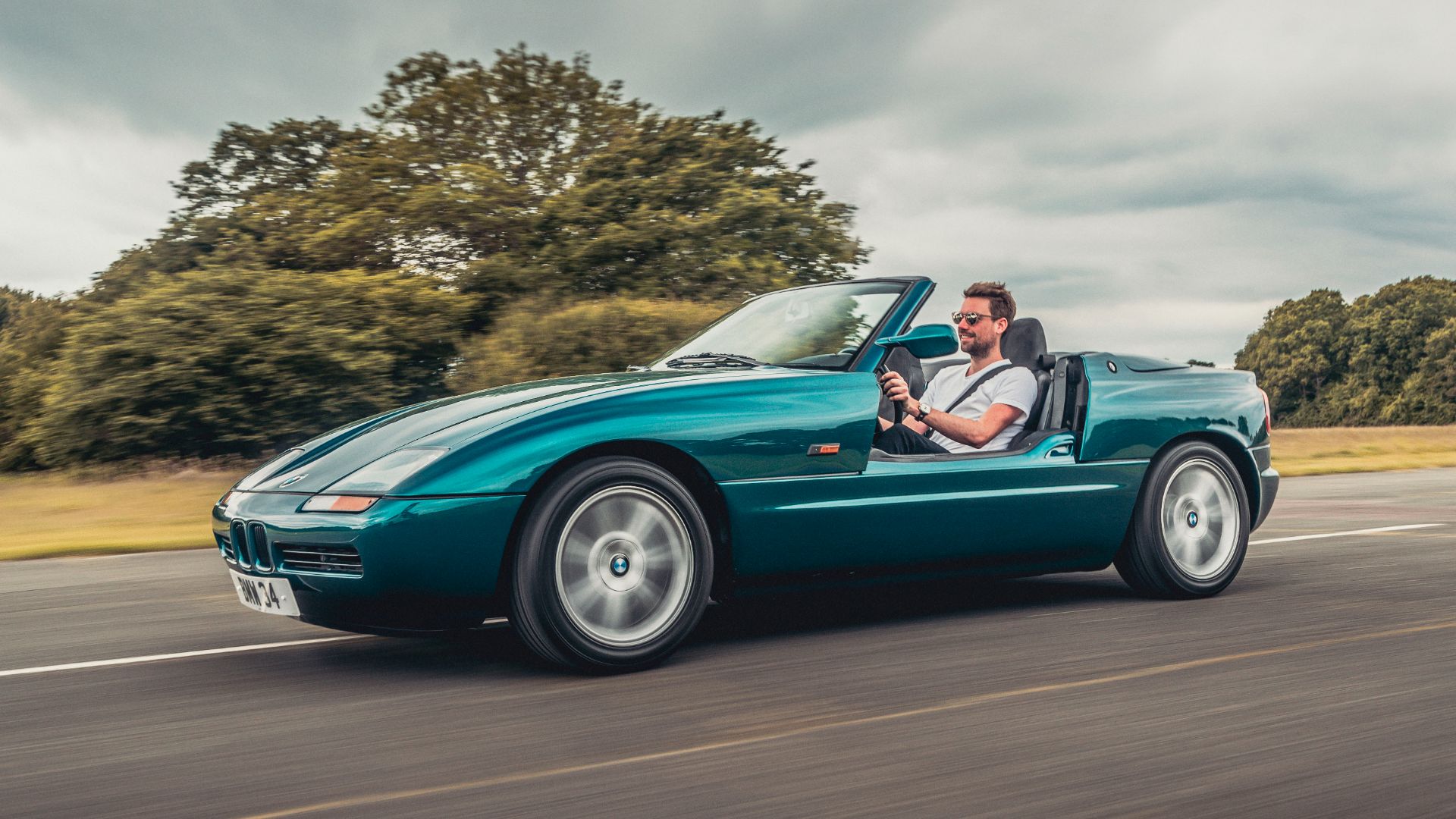 bmw z1 verde em movimento com as portas abaixadas