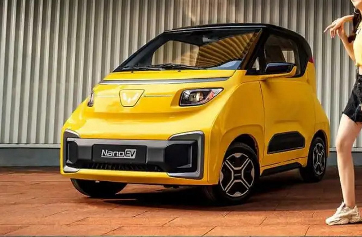 Wuling NanoEV, um subcompacto elétrico amarelo estacionado de frente.