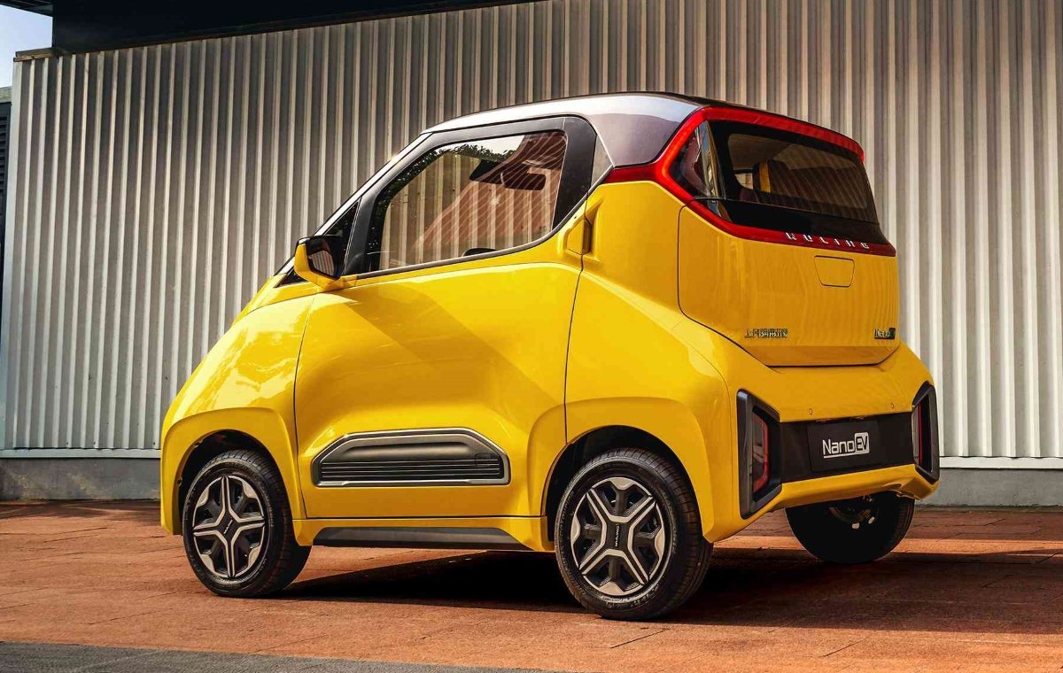 Wuling NanoEV, um subcompacto elétrico amarelo estacionado de traseira.