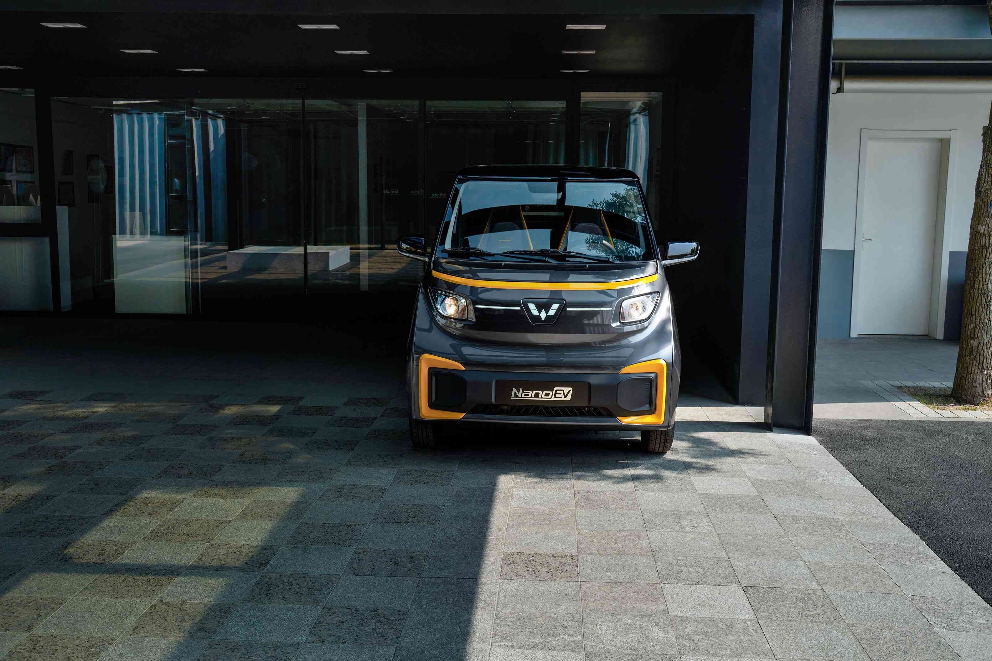 Wuling NanoEV, um subcompacto elétrico estacionado de frente.