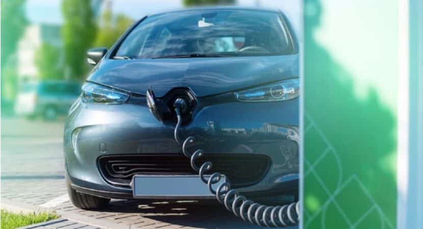 Carro elétrico se recarregado 2 em um trânsito mais sustentável