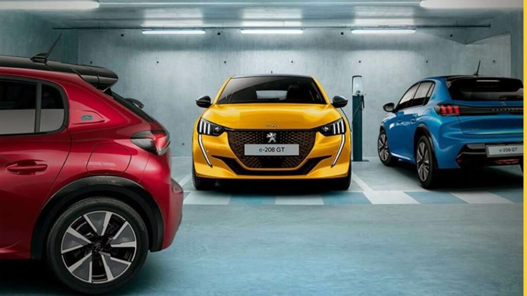 Foto de três Peugeot 208 e-GT, as cores são da esquerda para a direita: Vermelho, amarelo e azul